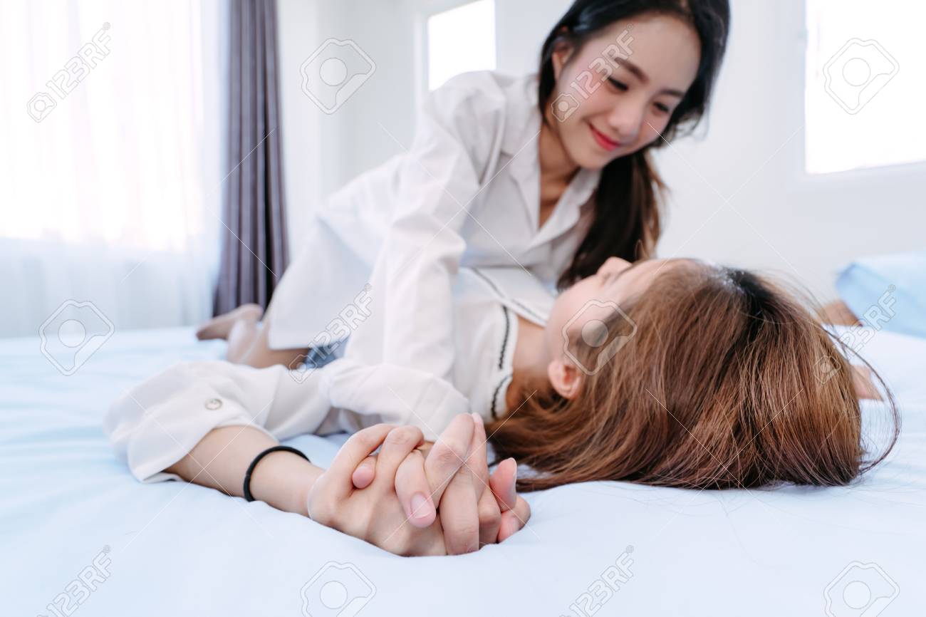 レズ ビアン女医 寝室の幸福感、自宅で一緒に住んでいるベッドの上のLGBTセクシュアリティ女性の同性愛アジア人レズビアンカップル恋人エロシーン。の写真素材・画像素材 Image 103275578