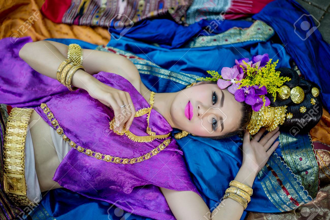 traditional day dressing