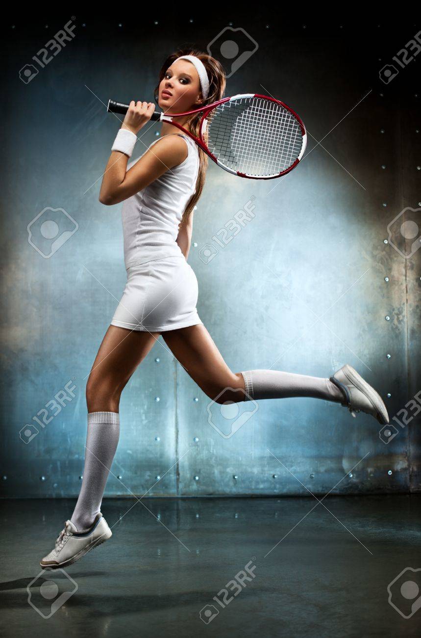 若いセクシーなテニス プレーヤーの女性を実行しています の写真素材 画像素材 Image 若いセクシーなテニス プレーヤーの女性を実行しています の写真素材 画像素材 Image