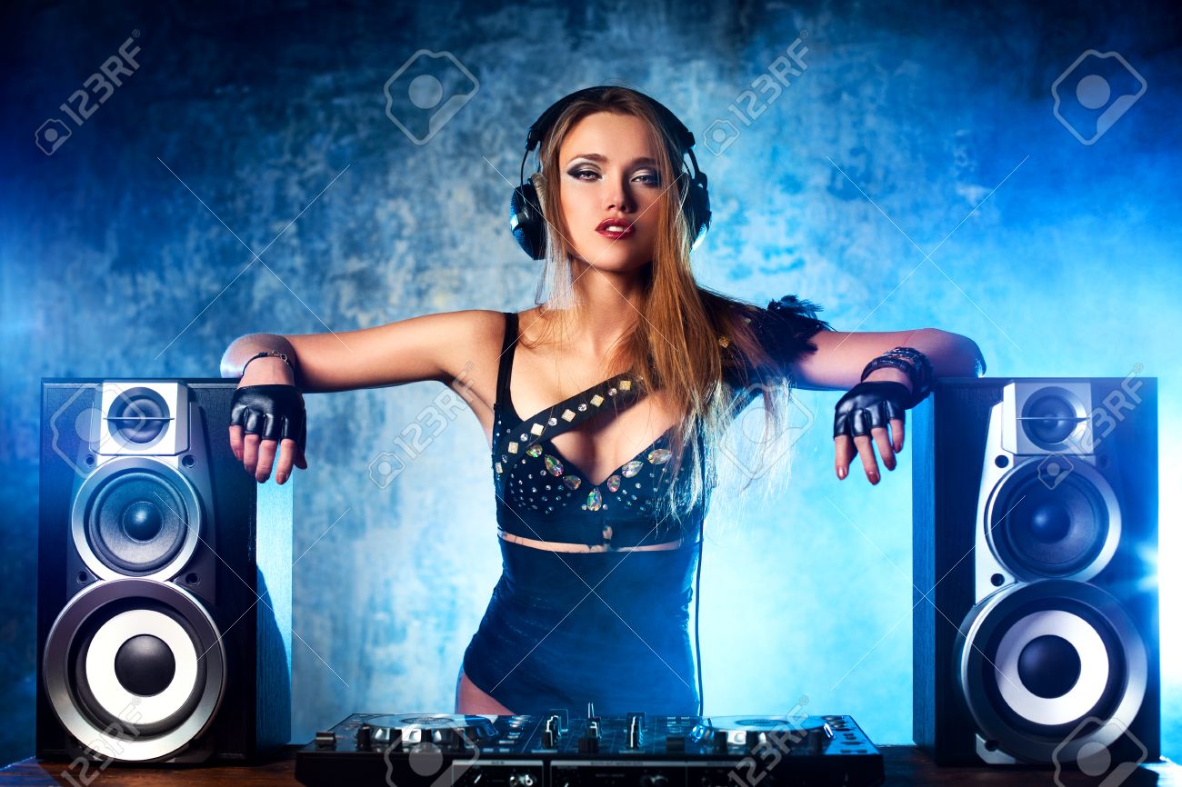 dj mixer and speakers