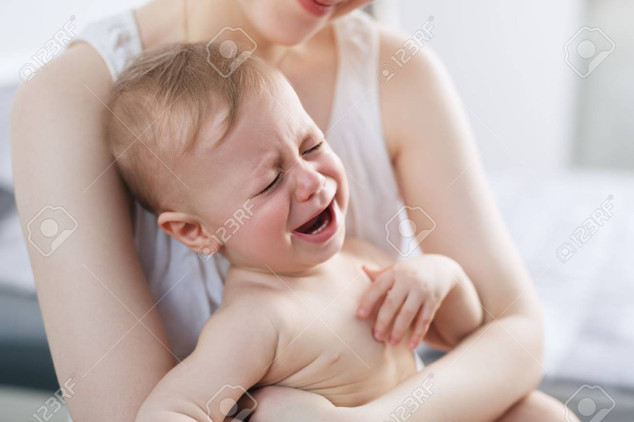 Jeune Femme Avec Un Bebe Qui Pleure Sur Les Mains Couleurs Blanches Eclatantes Banque D Images Et Photos Libres De Droits Image 7335