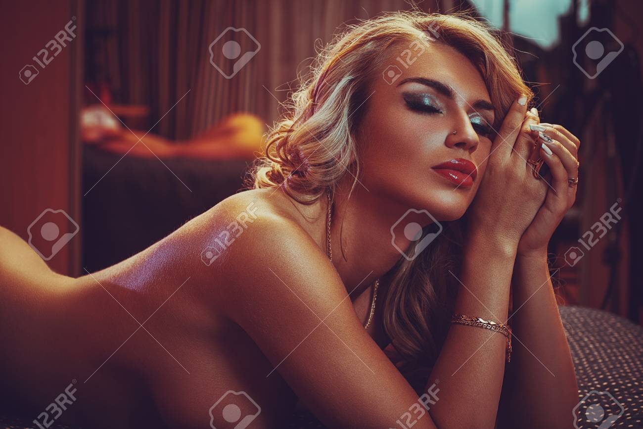 Retrato Sensual De La Moda De La Mujer Desnuda Joven En El Interior Casero.  Reflexión En Espejo En El Fondo. Fotos, retratos, imágenes y fotografía de  archivo libres de derecho. Image 94307202