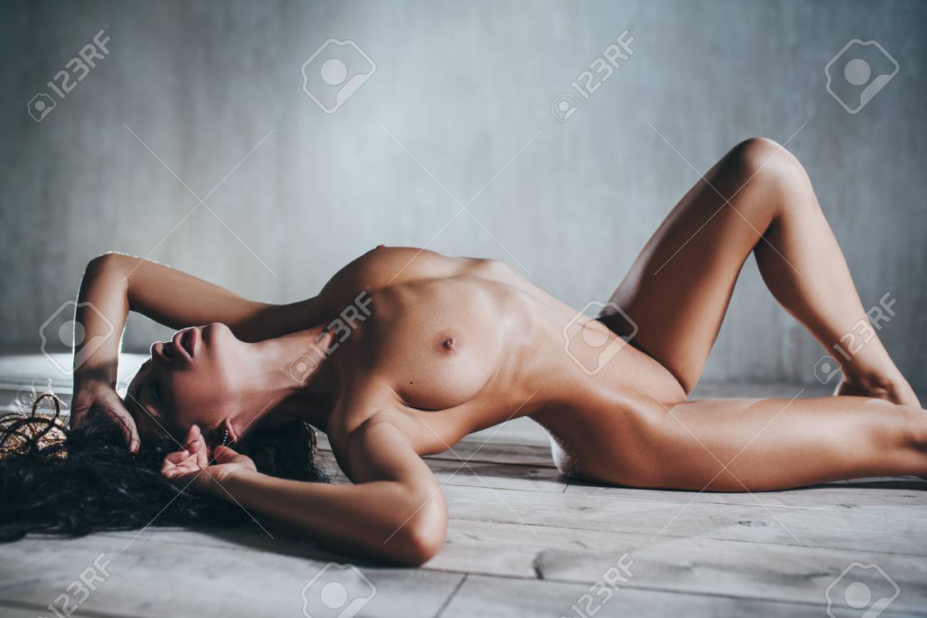 Junge Sexy Nackte Brünette Frau Auf Dem Boden Stretching Lizenzfreie Fotos,...