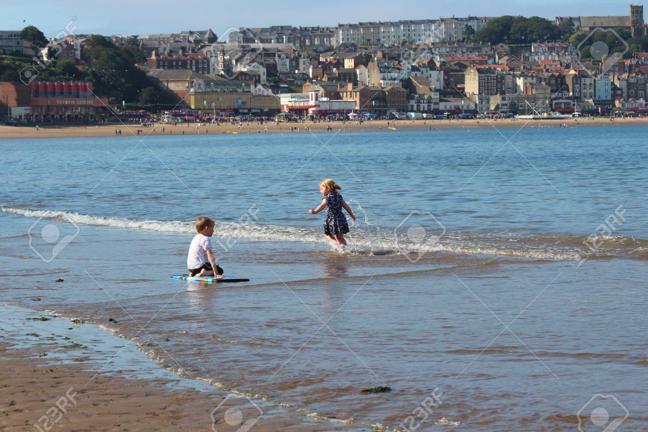 スカーバラ ヨークシャー イングランド 6 月 25 日 16 Children 輝かしい太陽の下でビーチで遊んで 英語の天気予報で 変更の利点を取ってします の写真素材 画像素材 Image