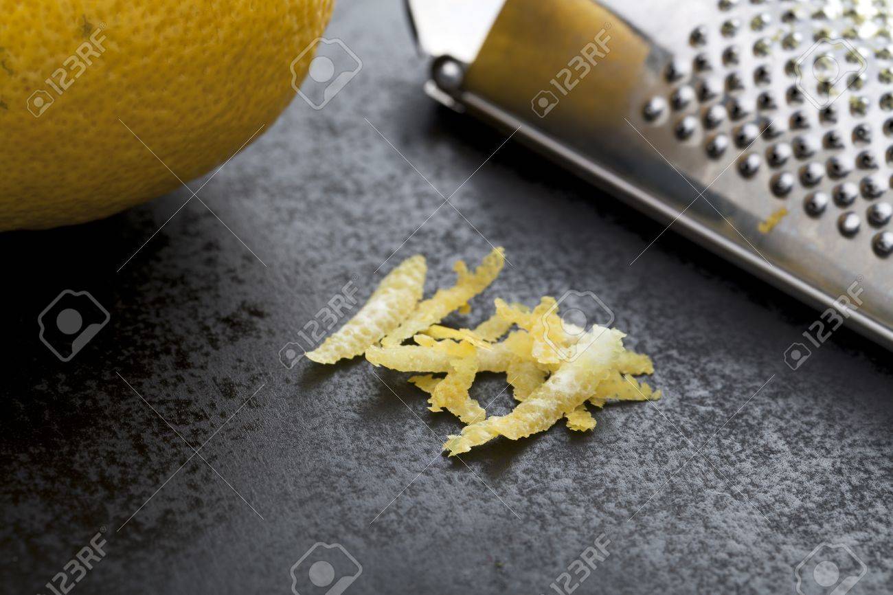 Zeste De Citron Sur La Surface De Travail Au Noir Avec Rape Et De