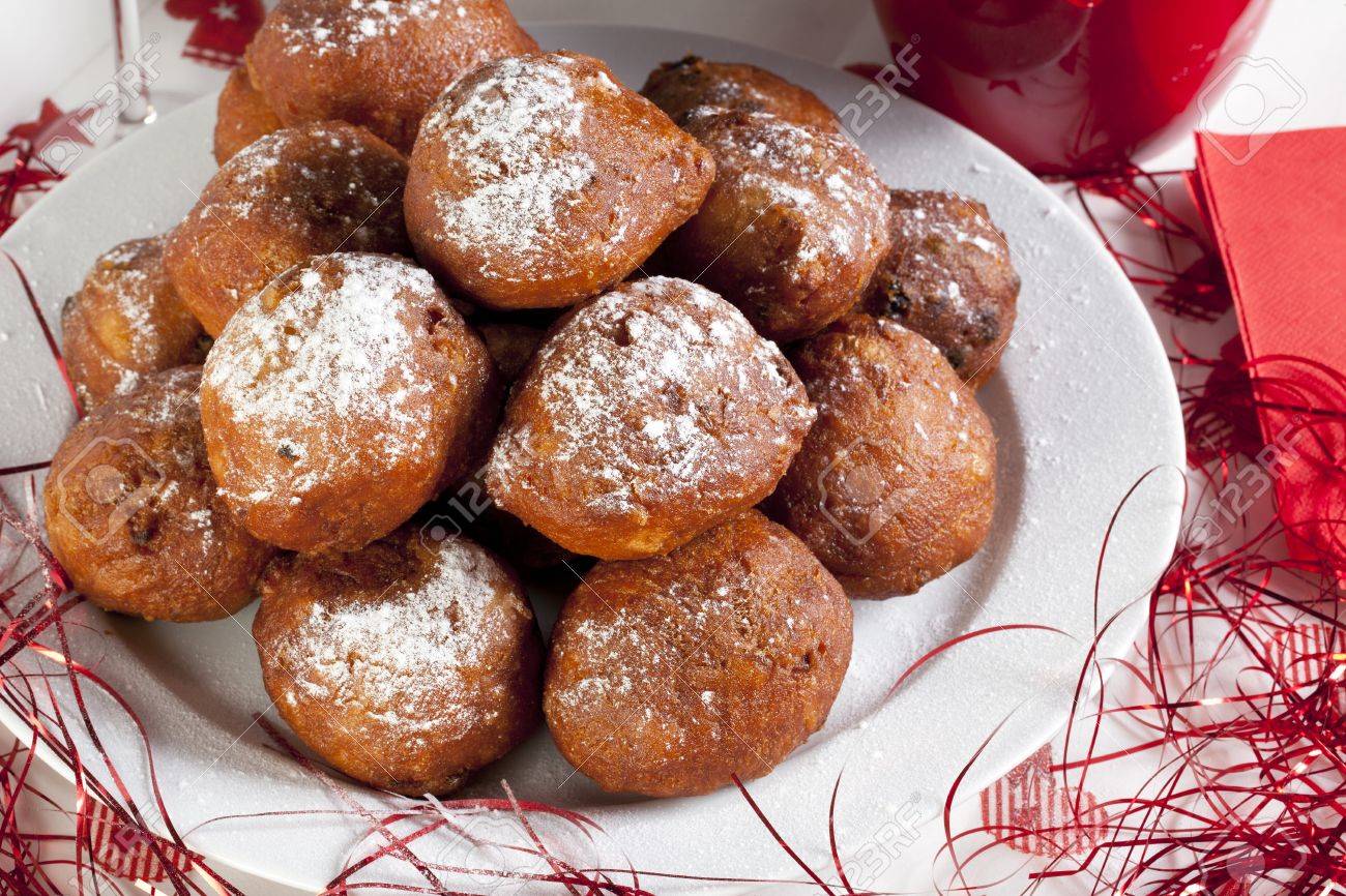 Oliebollen ドーナツの穴のようクリスマスの頃オランダの伝統菓子を扱う の写真素材 画像素材 Image