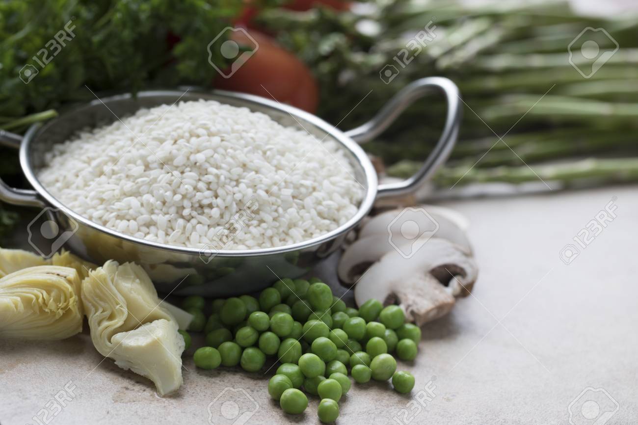 Arroz Alcachofas Guisantes Champiñones Y Otros Ingredientes Para La Paella Vegetariana Fotos Retratos Imágenes Y Fotografía De Archivo Libres De Derecho Image 75529649