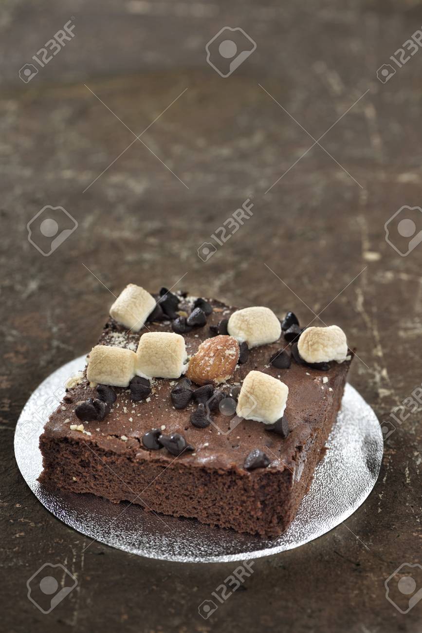 ブラウニーの上にマシュマロとチョコレート の写真素材 画像素材 Image