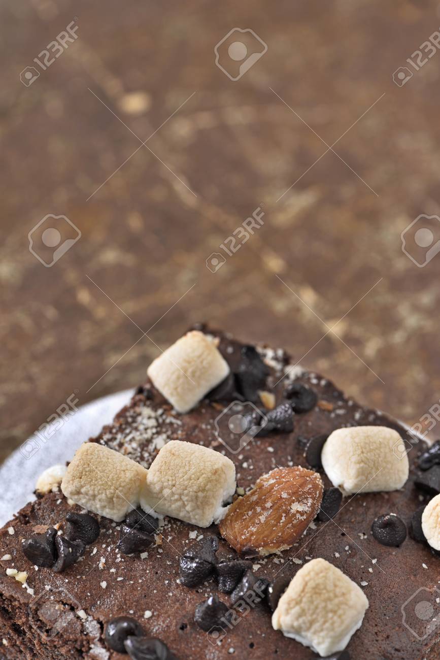 ブラウニーの上にマシュマロとチョコレート の写真素材 画像素材 Image
