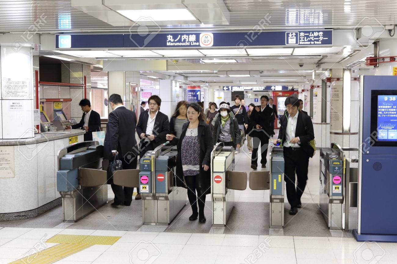 東京 10 月新宿で改札を歩く 21 人鉄道駅 13 年 10 月 21 日の新宿は日本で最大の鉄道駅の 1 つの重要な地区の一つです の写真素材 画像素材 Image