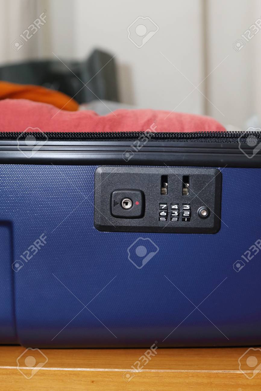 Maleta Abierta Con Código De Seguridad Para Bolsa De Viaje Fotos, Retratos, Imágenes Y Fotografía De Archivo Libres De Derecho. Image 43618522.