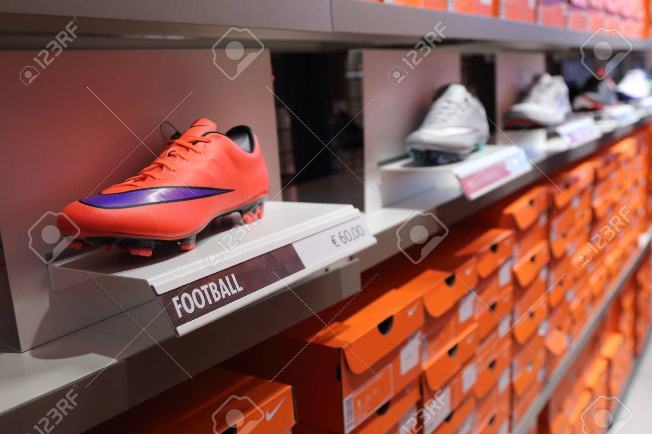 Perspectiva presentar tornillo BELGIUM - OCTOBER 17: Background Of Nike Shoes Boxes At Maasmechelen.. Stock Photo, Picture And Royalty Free Image. Image 47302319. Perspectiva presentar tornillo BELGIUM - OCTOBER 17: Background Of Nike Shoes Boxes At Maasmechelen.. Stock Photo, Picture And Royalty Free Image. Image 47302319.