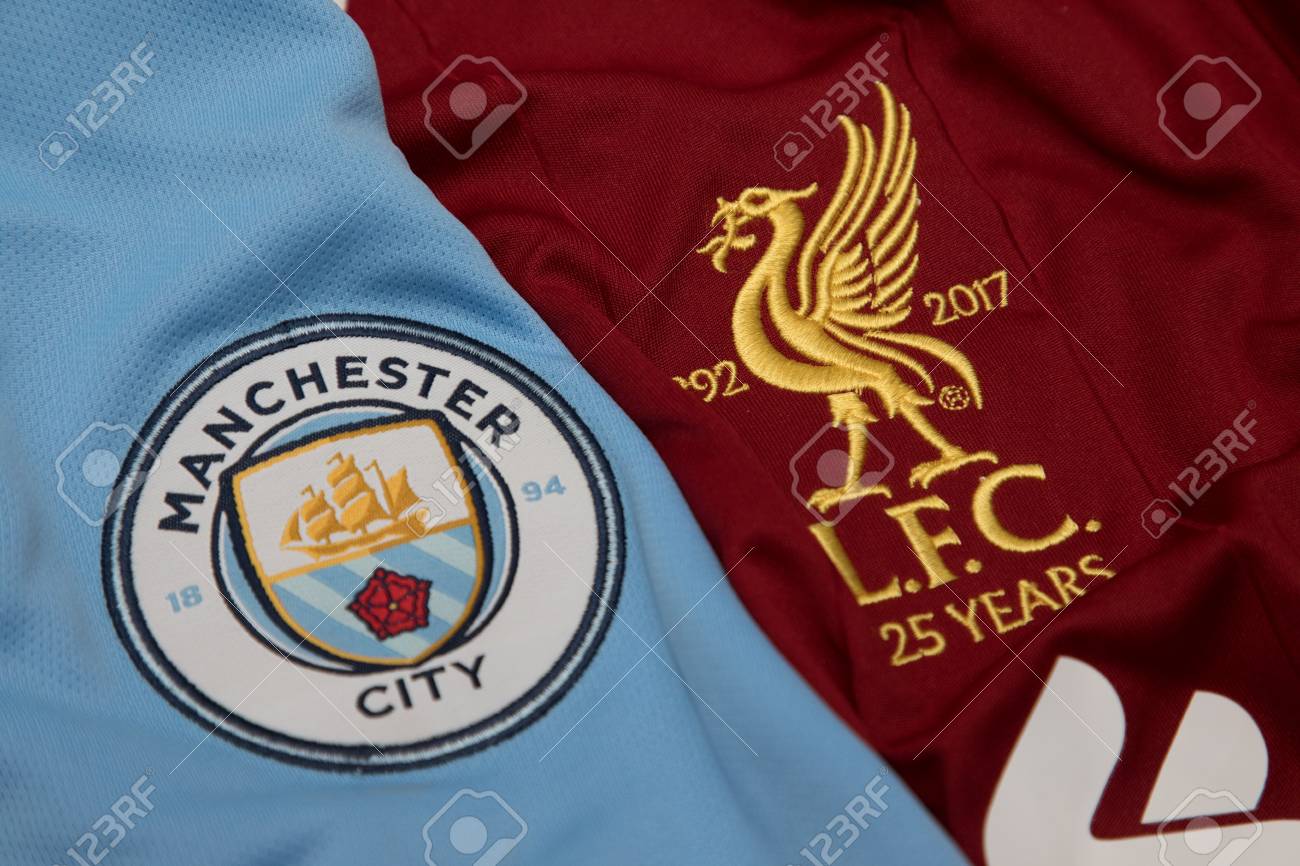 バンコク タイ 9 月19日 タイ バンコクにて 17年9月19のサッカージャージのマンチェスター シティとリバプールのロゴ の写真素材 画像素材 Image