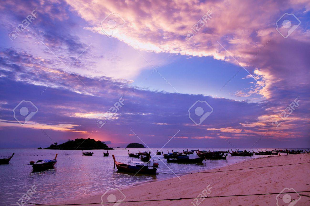 日の出ボート の写真素材 画像素材 Image