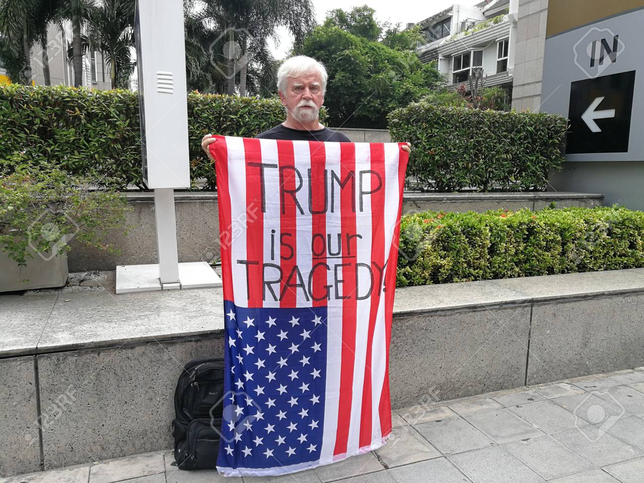 バンコク タイ 17 06 30 アメリカ人男を示す言葉でアメリカの国旗 トランプは我々 の悲劇 タイの米国大使館近くのワイヤレス道路上 の写真素材 画像素材 Image バンコク タイ 17 06 30 アメリカ人男を示す言葉でアメリカの国旗 トランプは我々 の悲劇 タイの米国大使館近くのワイヤレス道路上 の写真素材 画像素材 Image