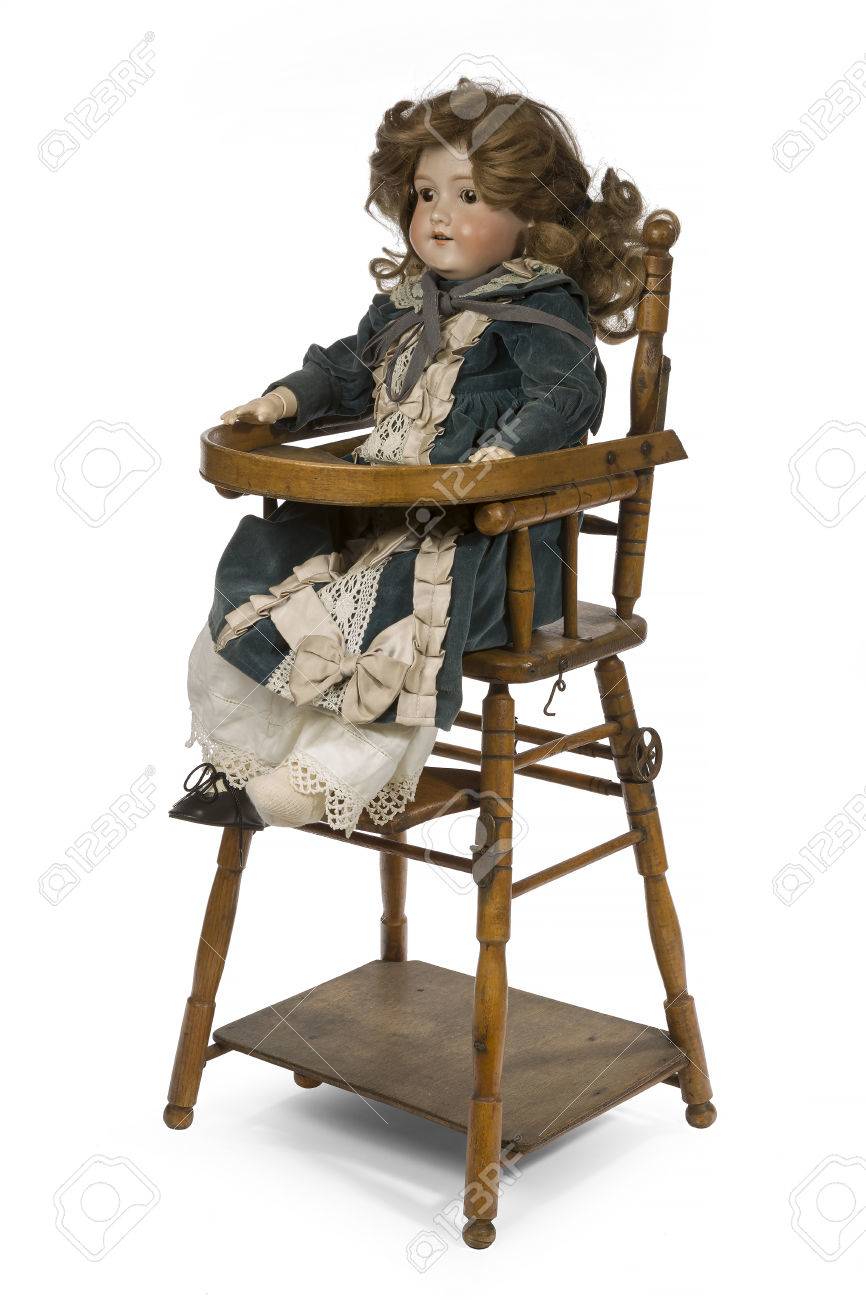 Grande poupée en céramique allemande impressionné Am articulée et habillée de velours dans une chaise haute pour enfant. Grande poupée en céramique allemande impressionné Am articulée et habillée de velours dans une chaise haute pour enfant.