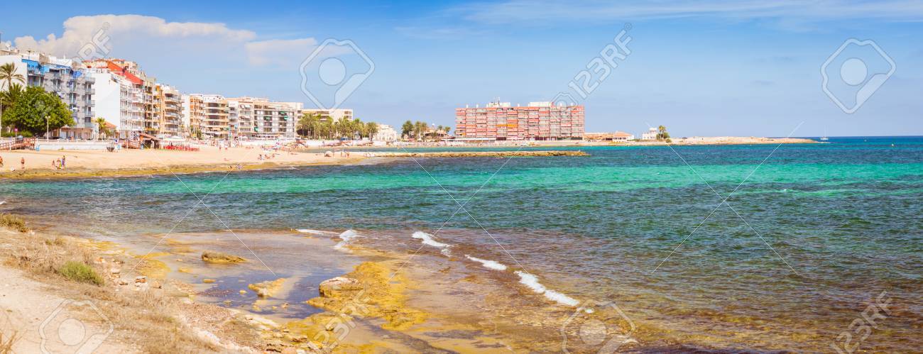 Torrevieja Espagne 13 Septembre 2014 Ensoleillé Plage Méditerranéenne Les Touristes Se Détendre Sur Le Sable Chaud Sur Les Chaises Longues Sous
