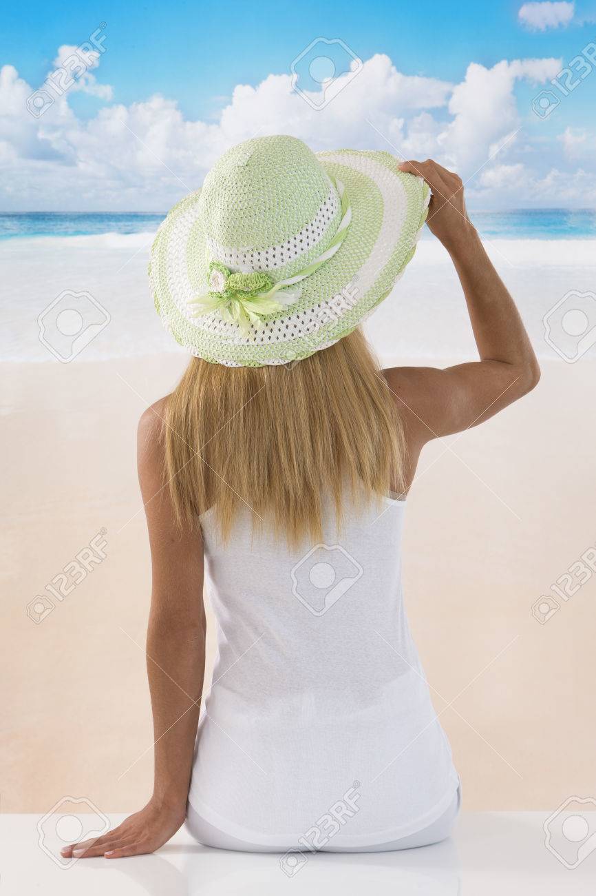 海の背景を楽しむ白人女性の後ろ姿画像 の写真素材 画像素材 Image