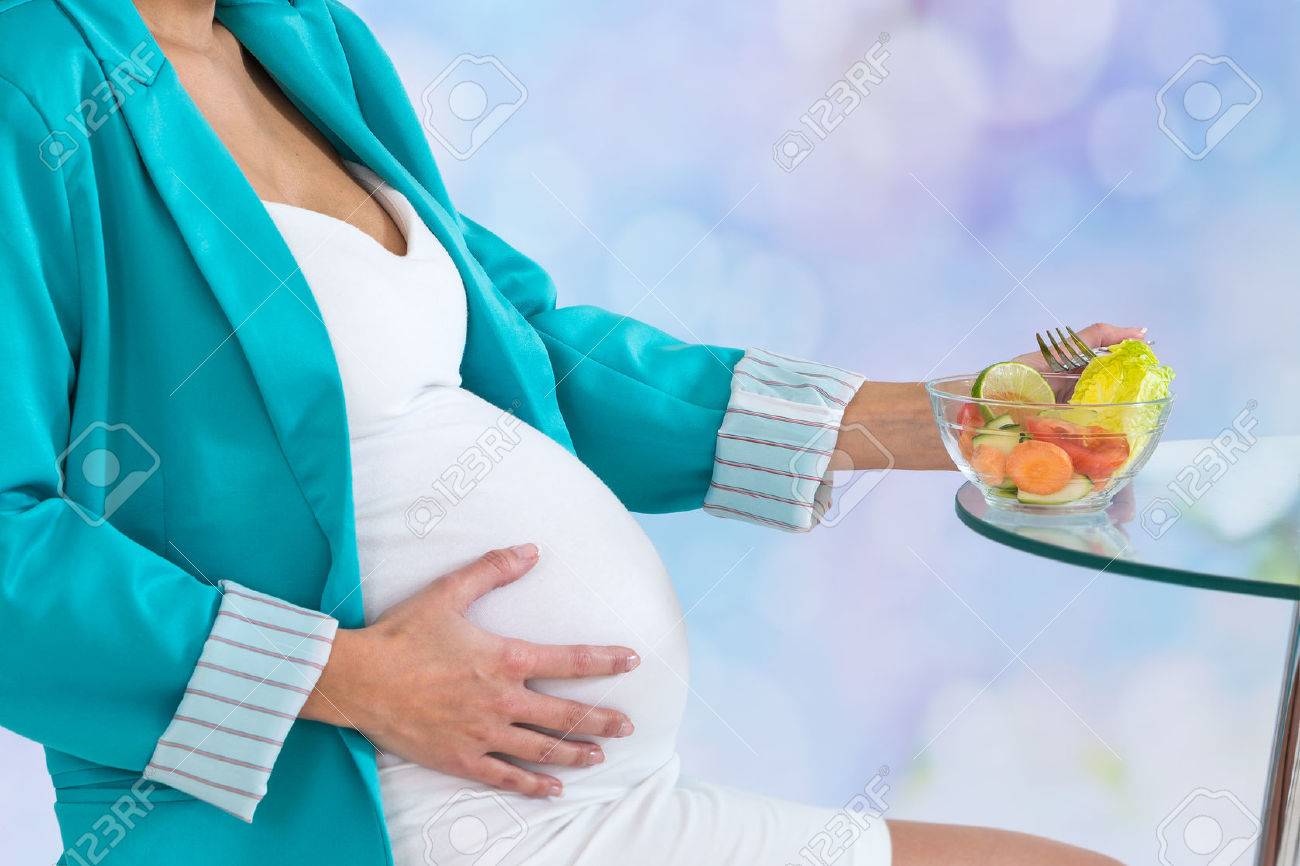 Beautiful pregnant woman with a bowl of salad, ready to eat - 51833515 Beautiful pregnant woman with a bowl of salad, ready to eat - 51833515