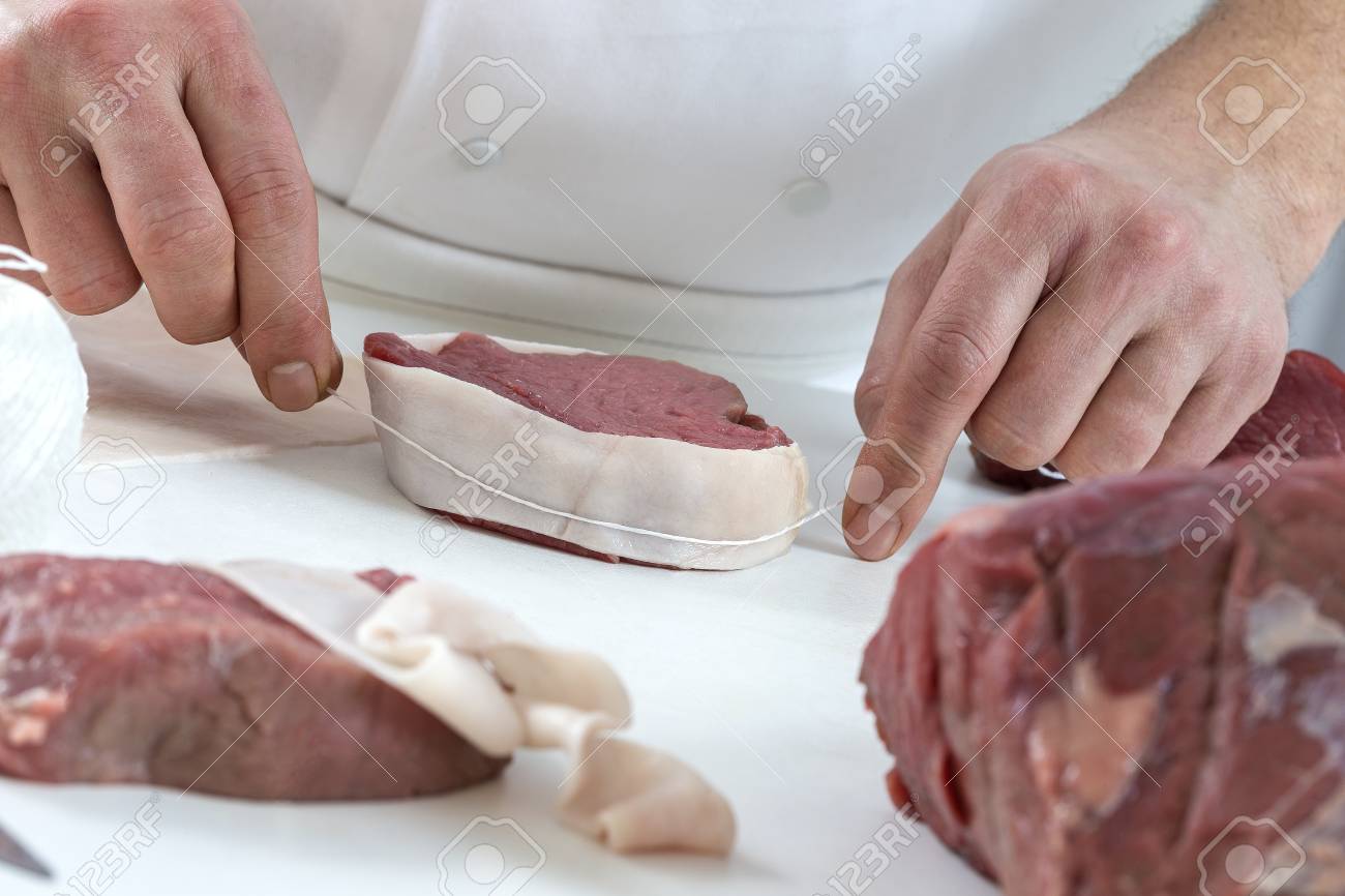 生肉の肉屋のカット スライスの手オフ牛ヒレ肉の大きなロース の写真素材 画像素材 Image 生肉の肉屋のカット スライスの手オフ牛ヒレ肉の大きなロース の写真素材 画像素材 Image
