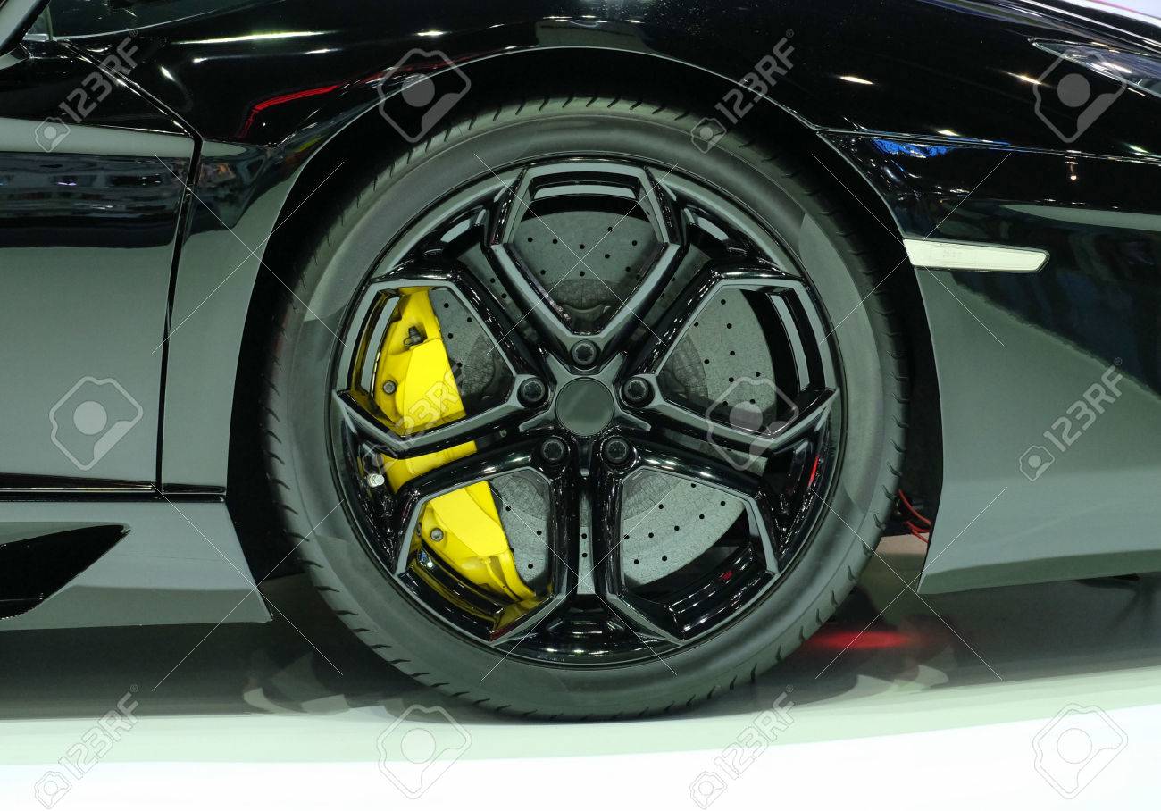 スーパー車ディスク ブレーキ 車の車輪 合金鋼車ディスク背景 の写真素材 画像素材 Image