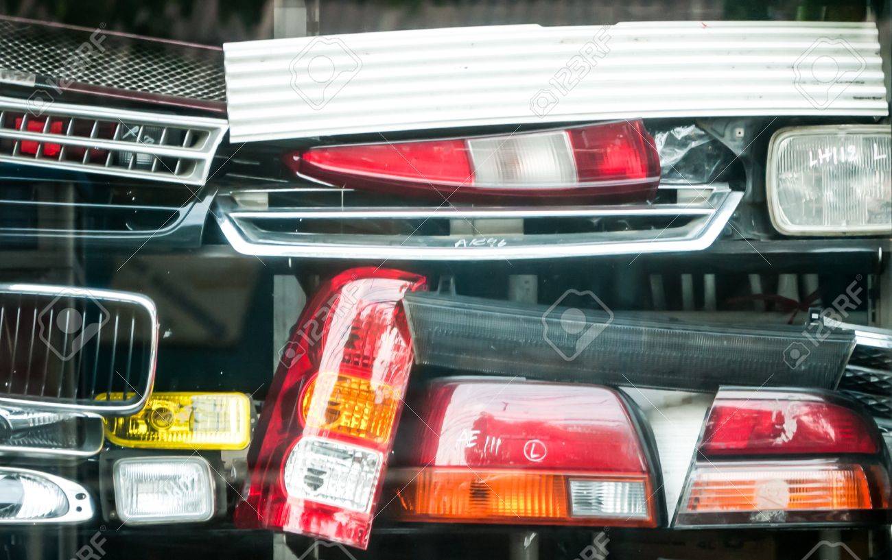 Stockfoto - Veel gebruikte auto-onderdelen uit Japan geïmporteerde vertoning in glazen planchet