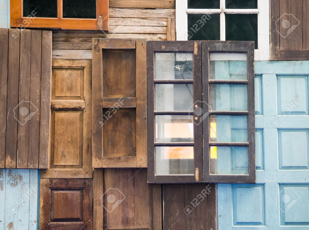 Vecchie porte in legno e finestre disposte per la decorazione ...