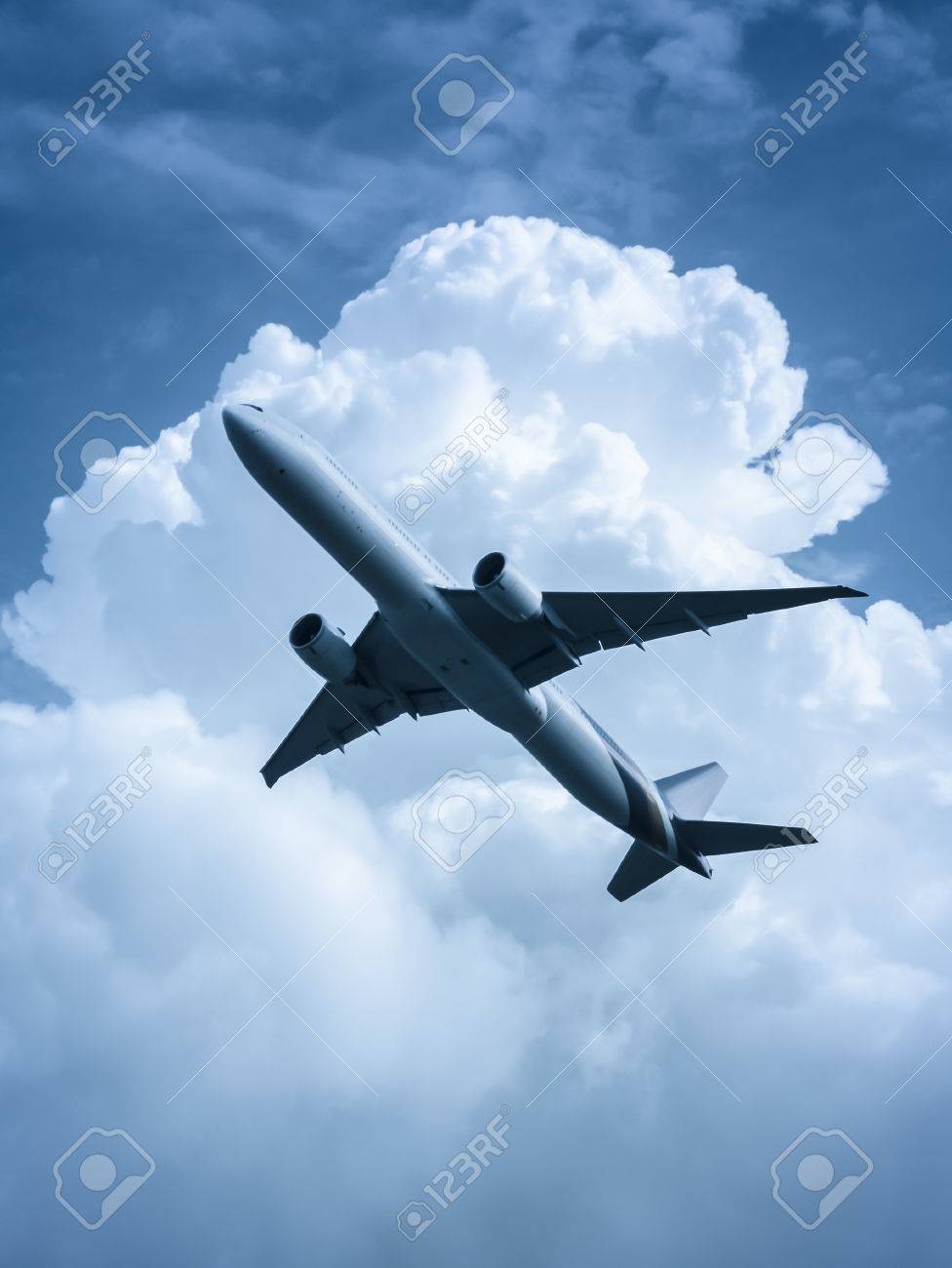 慎重な旅行の概念で奇妙な空を飛ぶ大型旅客機 の写真素材 画像素材 Image