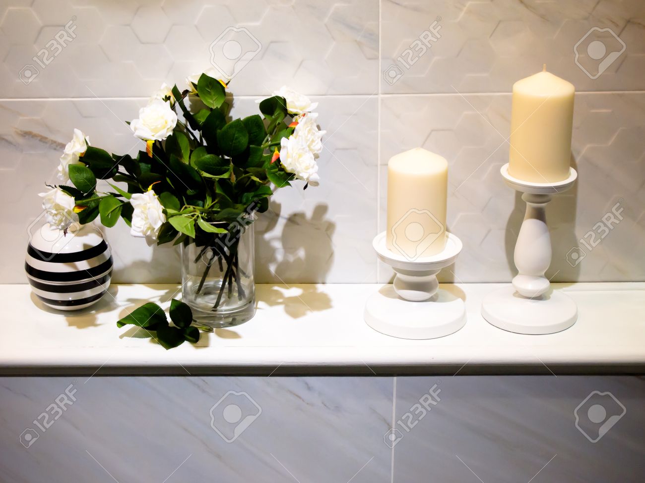 Modernes bad dekoration mit kerzen und rosenblüten lizenzfreie bilder 27981746