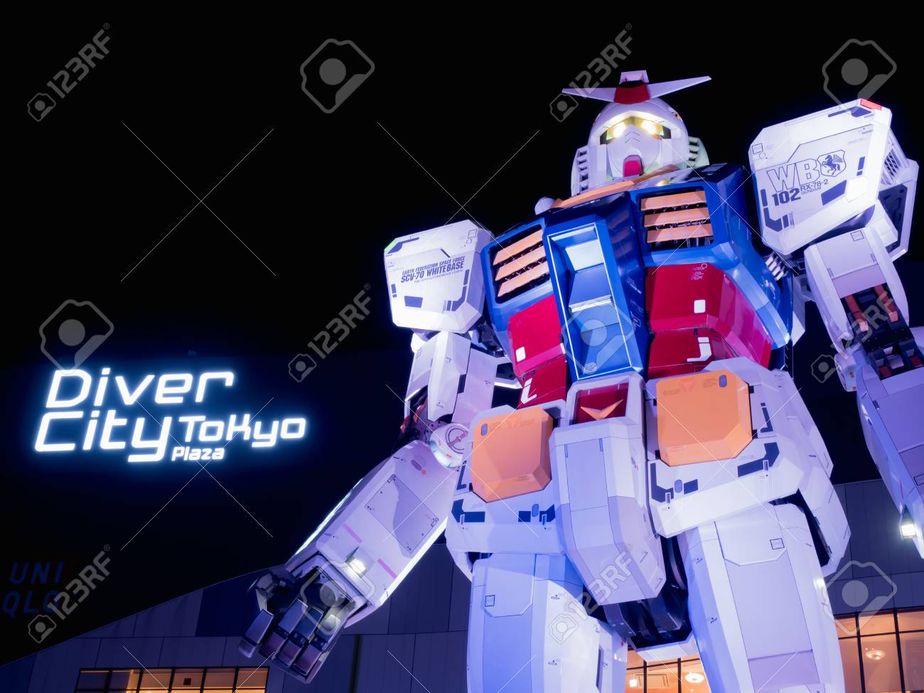 お台場東京 日本 16 年 11 月 29 日 ガンダム像光夜にダイバー シティに実物大ガンダムをスケーリング の写真素材 画像素材 Image