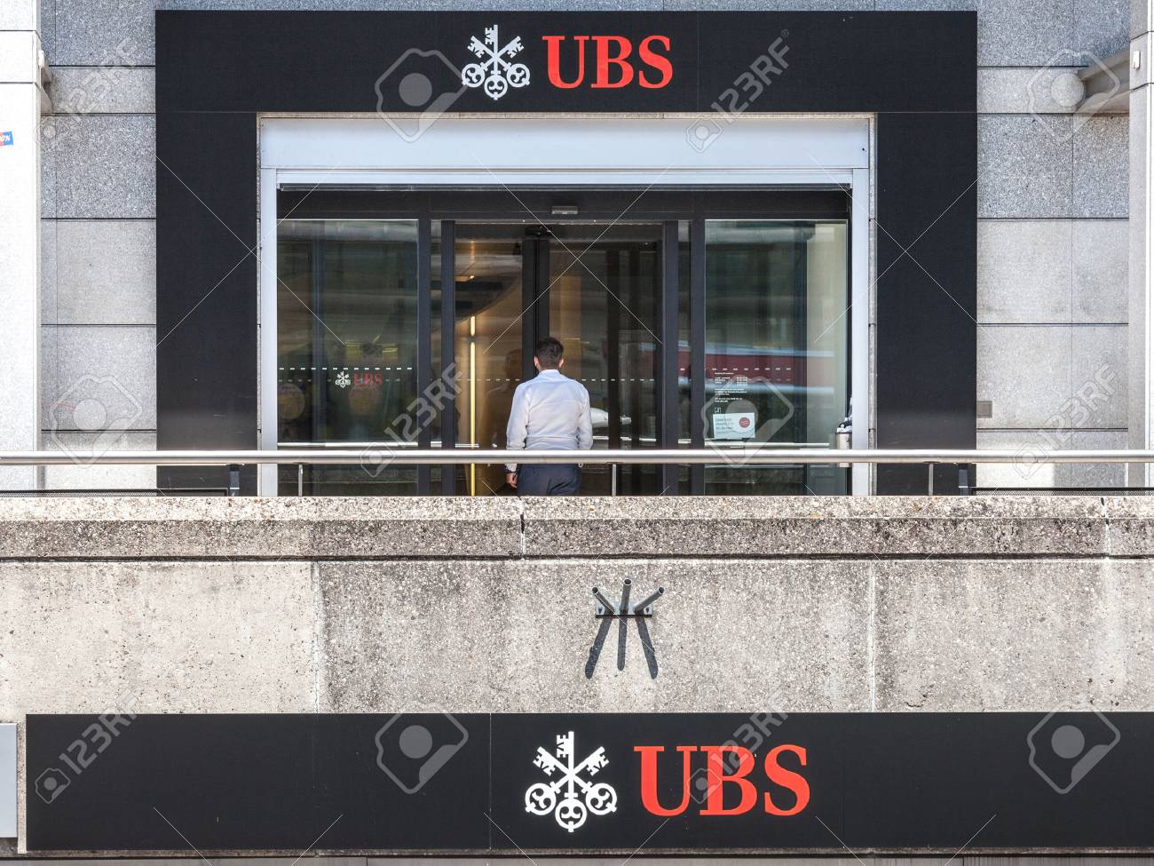 ジュネーブ, スイス - 2017 年 6 月 19 日: 男はジュネーブで UBS (ユニオン銀行娘) の支部に入る。UBS は、銀行 の秘密主義で有名な国の主な銀行の一つ ジュネーブ Szitzerland で UBS のローカル ブランチの写真。ユニオン  バンク娘の写真素材・画像素材 Image 83378838