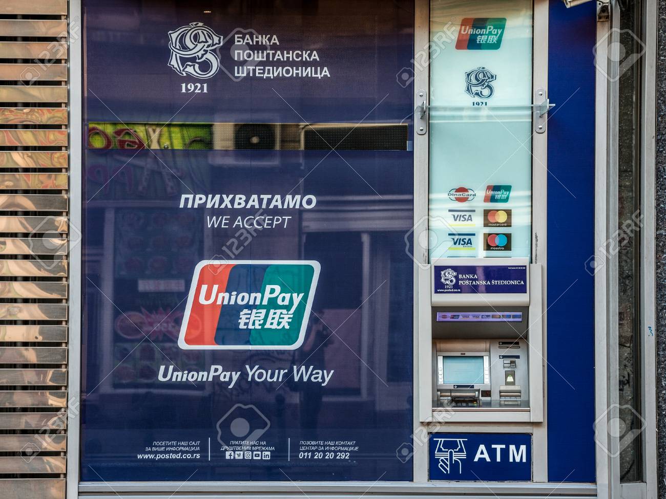 ベオグラード、セルビア - 9月14、2018:ユニオンペイシステムのサポートを提唱するATM。UnionPay は、セルビアでこの支払い方法を受け入れるATMのユニオンペイロゴの写真を発行する中国の金融サービス会社です。組合の写真素材・画像素材 Image  111379418