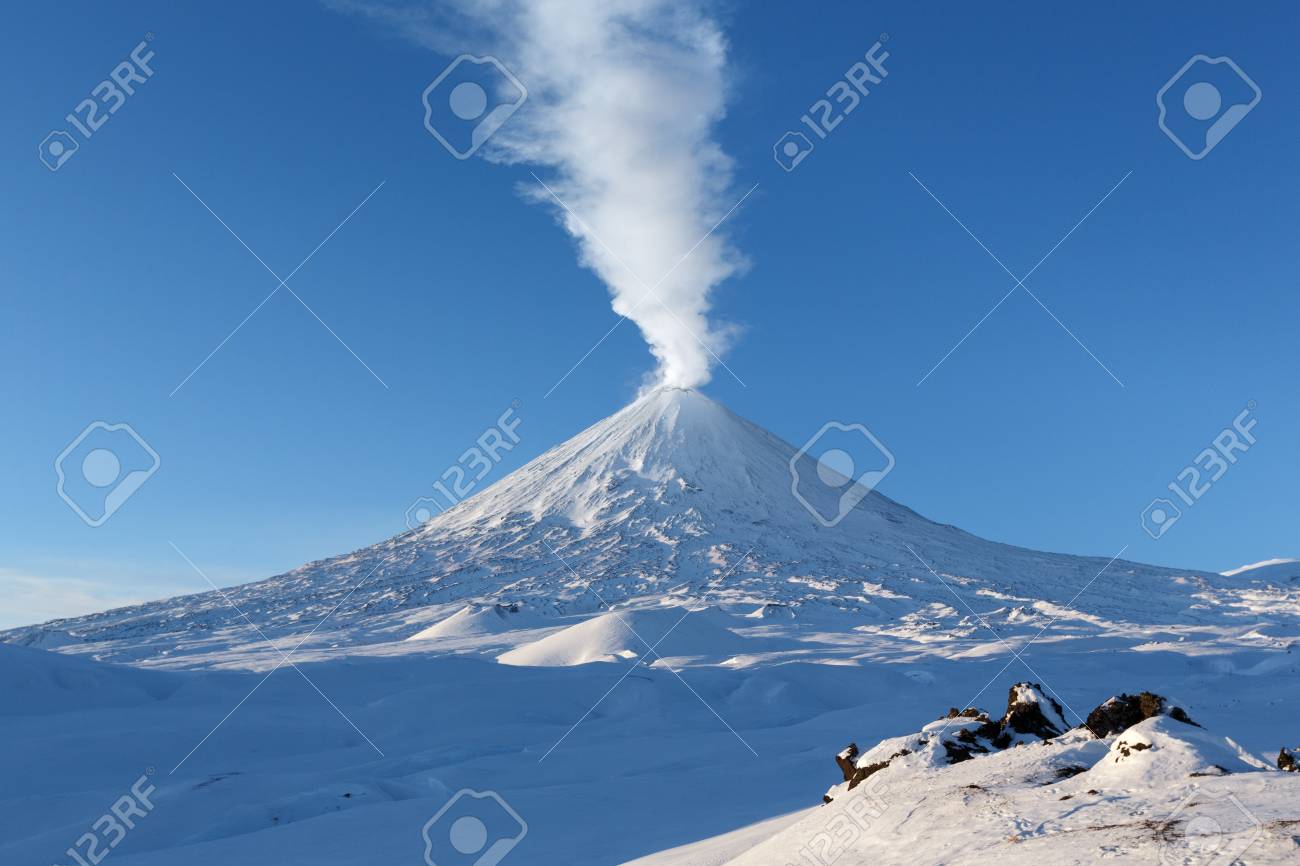 冬のカムチャッカ半島火山の風景 アクティブ噴火 Klyuchevskoy 火山 Klyuchevskaya ボルケーノ 蒸気 ガス 灰の火山の噴煙のクレーターから放出のビュー ロシアの極東地域 の写真素材 画像素材 Image 冬のカムチャッカ半島火山の風景 アクティブ噴火 Klyuchevskoy 火山 Klyuchevskaya ボルケーノ 蒸気 ガス 灰の火山の噴煙のクレーターから放出のビュー ロシアの極東地域 の写真素材 画像素材 Image