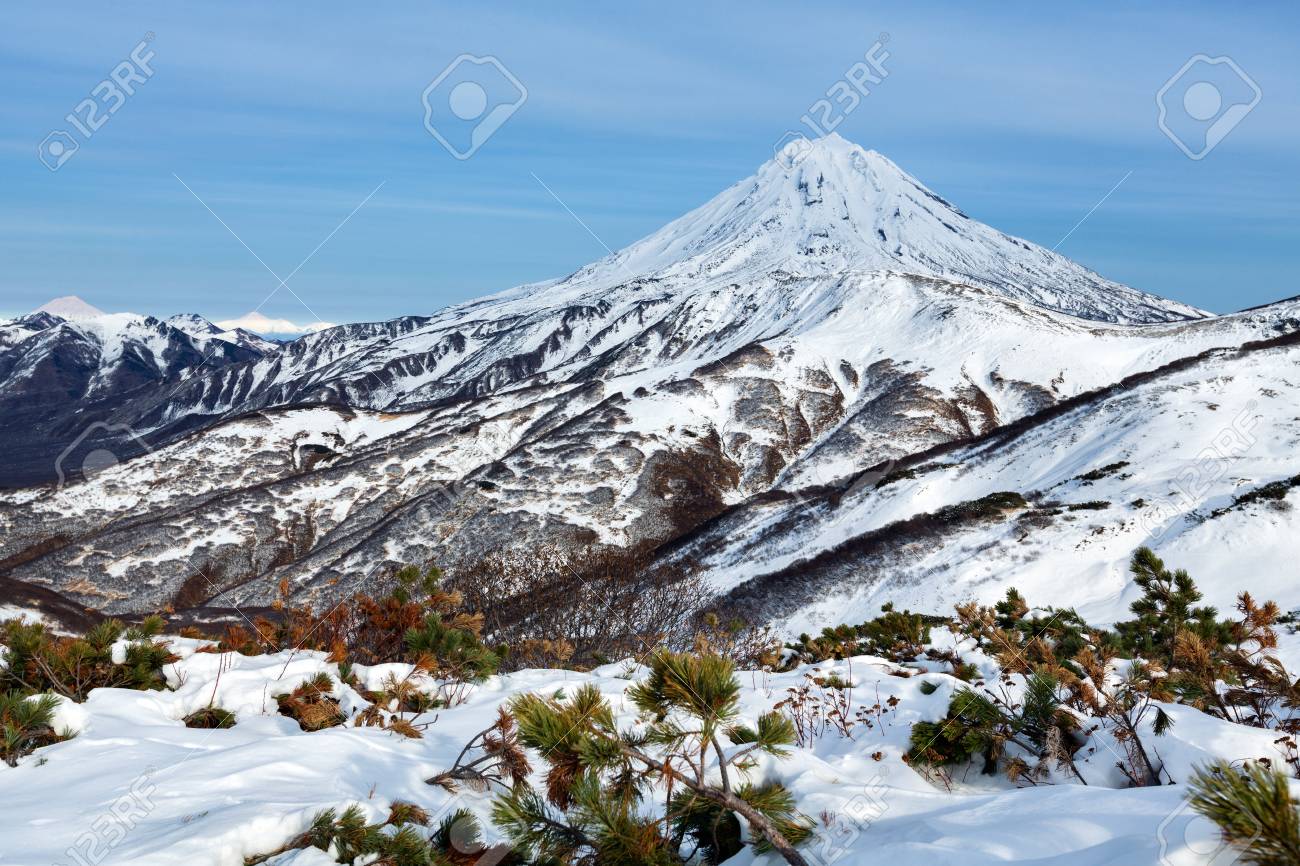 カムチャッカ半島の冬の雪に覆われた山岳風景 Vilyuchinsky 火山の雪に覆われた円錐形の美しい景色 カムチャッカ半島地域 ロシア極東ユーラシア の写真素材 画像素材 Image