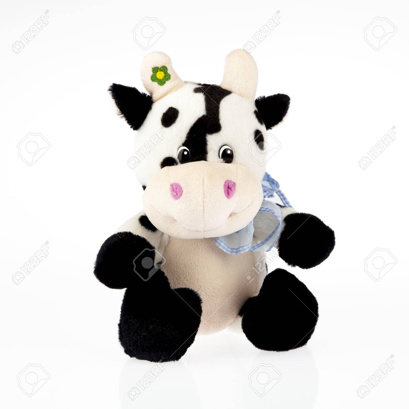白い背景の上のぬいぐるみ牛ぬいぐるみ の写真素材 画像素材 Image