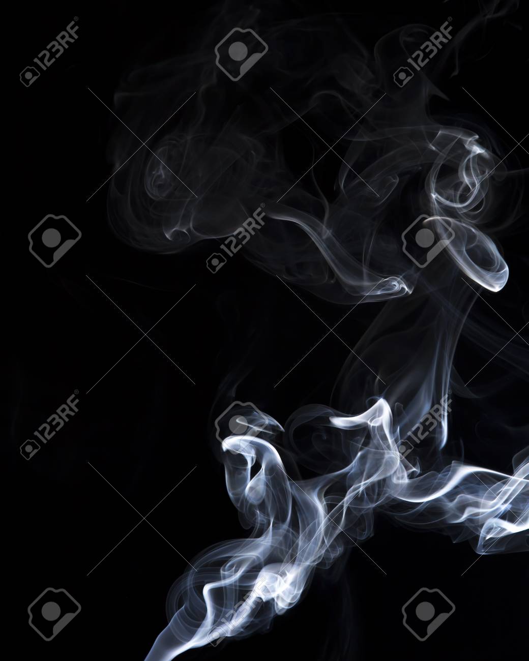 黒い背景に煙の分離 スタジオで撮影します の写真素材 画像素材 Image