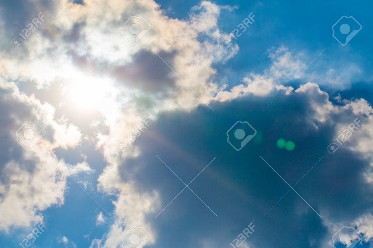 美しい夜の天空 雨の後の黒い雲の穴を通して輝き太陽の光線 空 金色の空 自然な背景 心に強く訴えるコンセプトです の写真素材 画像素材 Image