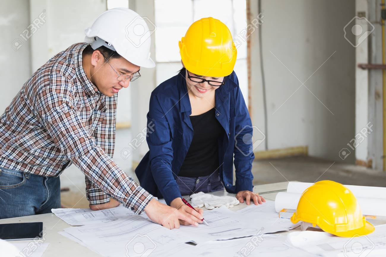 consultoría de gestión o ingeniero y mujer de trabajo trabajando con