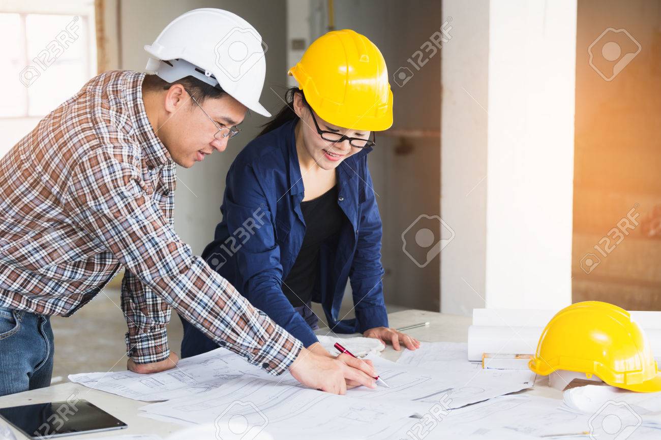 consultoría de gestión o ingeniero y mujer de trabajo trabajando con
