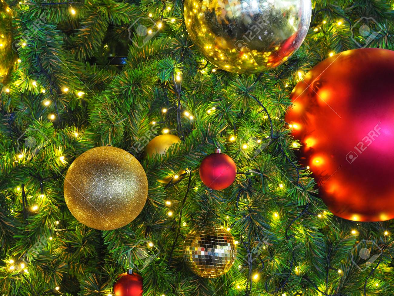 Albero Di Natale Rosso Oro E Verde.Immagini Stock Molti Oro E Ornamento Rosso Palla Lucida Sull Albero Di Natale Verde Puo Usare Per Lo Sfondo E Aggiungere Testo Image 90541392