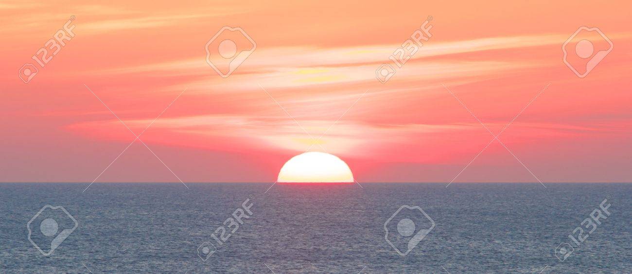 Amazing sunset over the German North Sea, shot from the shores of Sylt island - 19903561 Amazing sunset over the German North Sea, shot from the shores of Sylt island - 19903561