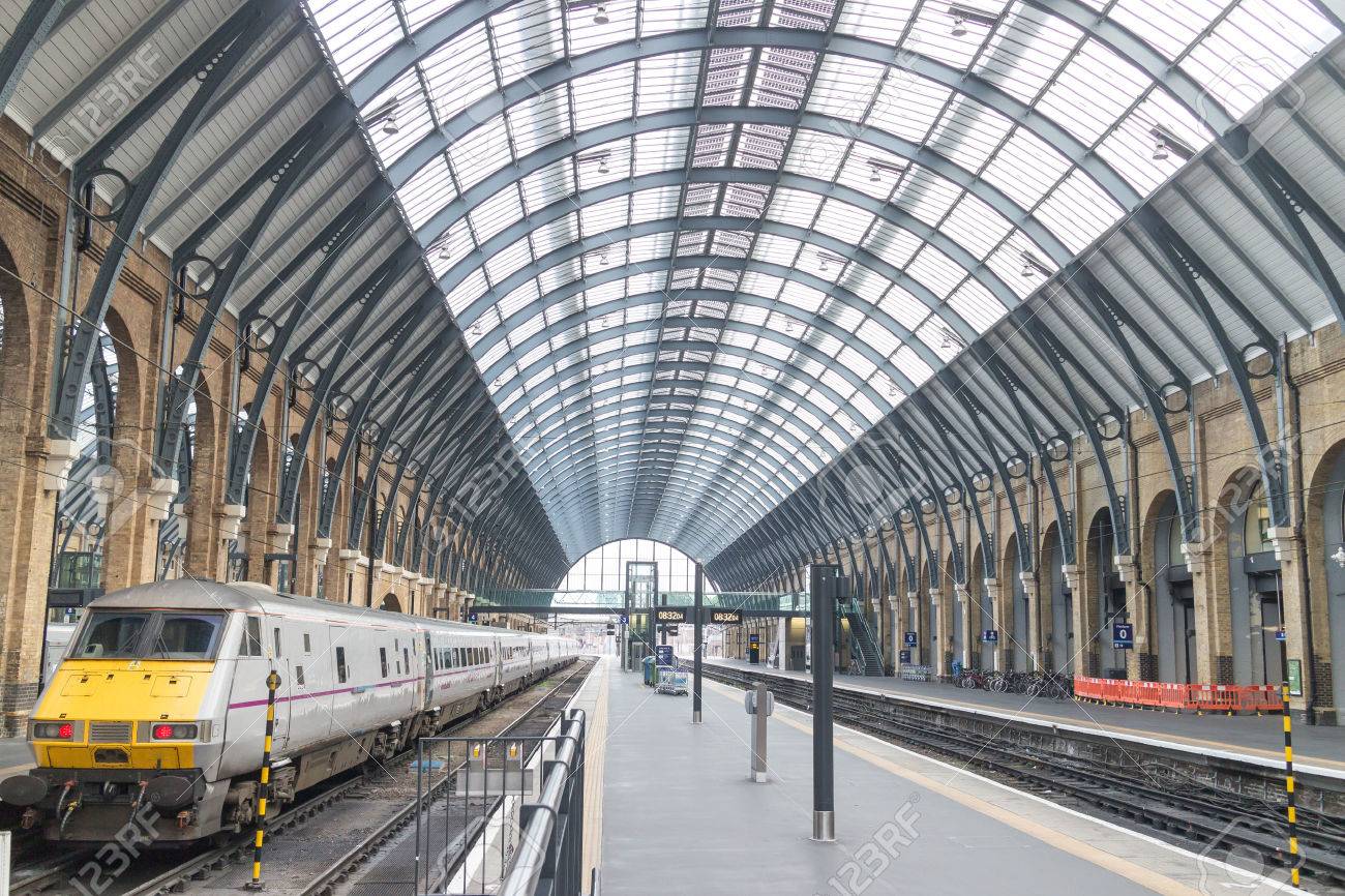 プラットフォームとキングス クロス駅 ロンドン イギリスの鉄道 の写真素材 画像素材 Image