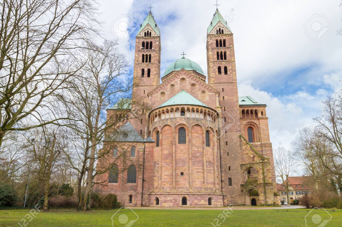 ベルの美しいタワーの前部 ドイツ シュパイアー大聖堂 有名です の写真素材 画像素材 Image