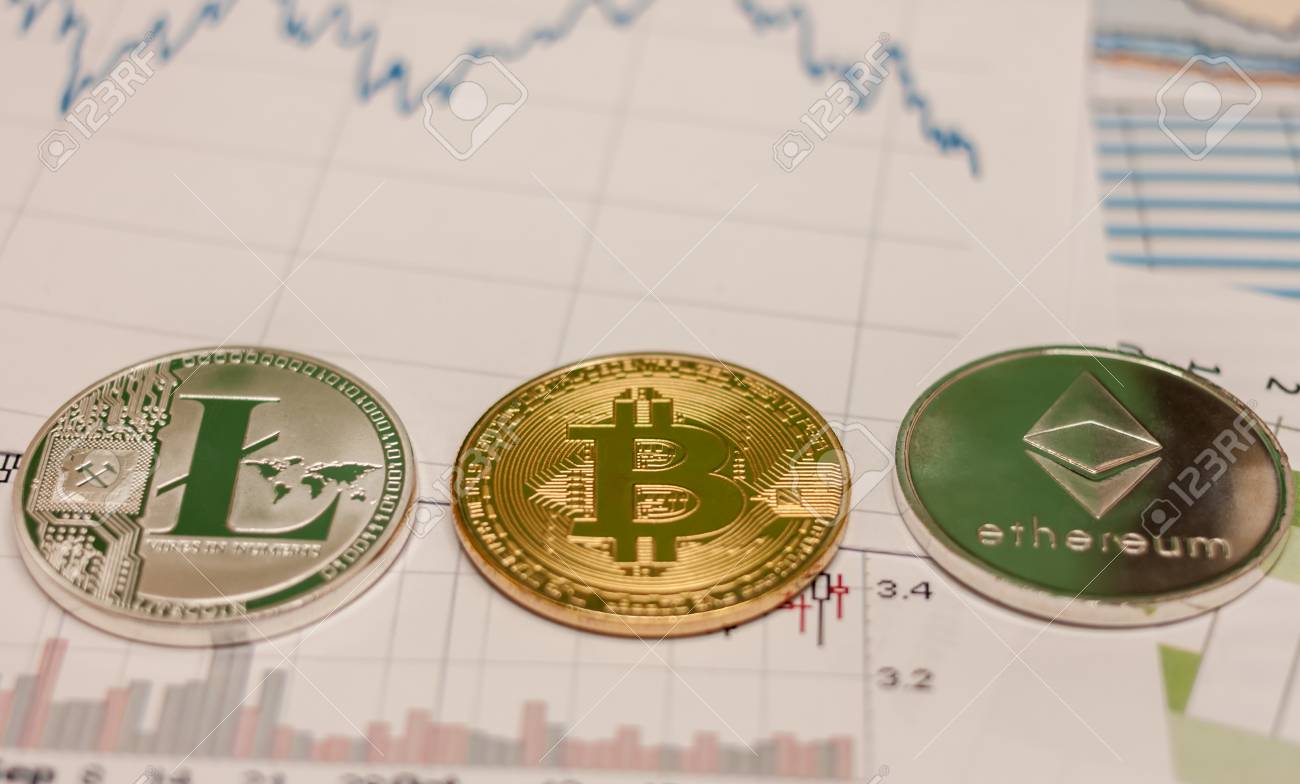 비트 코인 이더 리움 리테 코인 코인 및 차트 로열티 무료 사진, 그림, 이미지 그리고 스톡포토그래피. Image 96058315