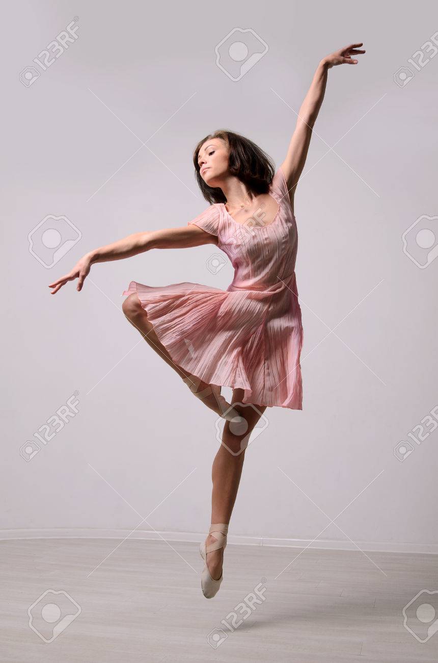 ジャンプ プロのバレエ ダンサー の写真素材 画像素材 Image