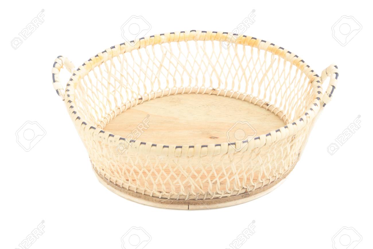 白い背景に空のウィッカーバスケット の写真素材 画像素材 Image