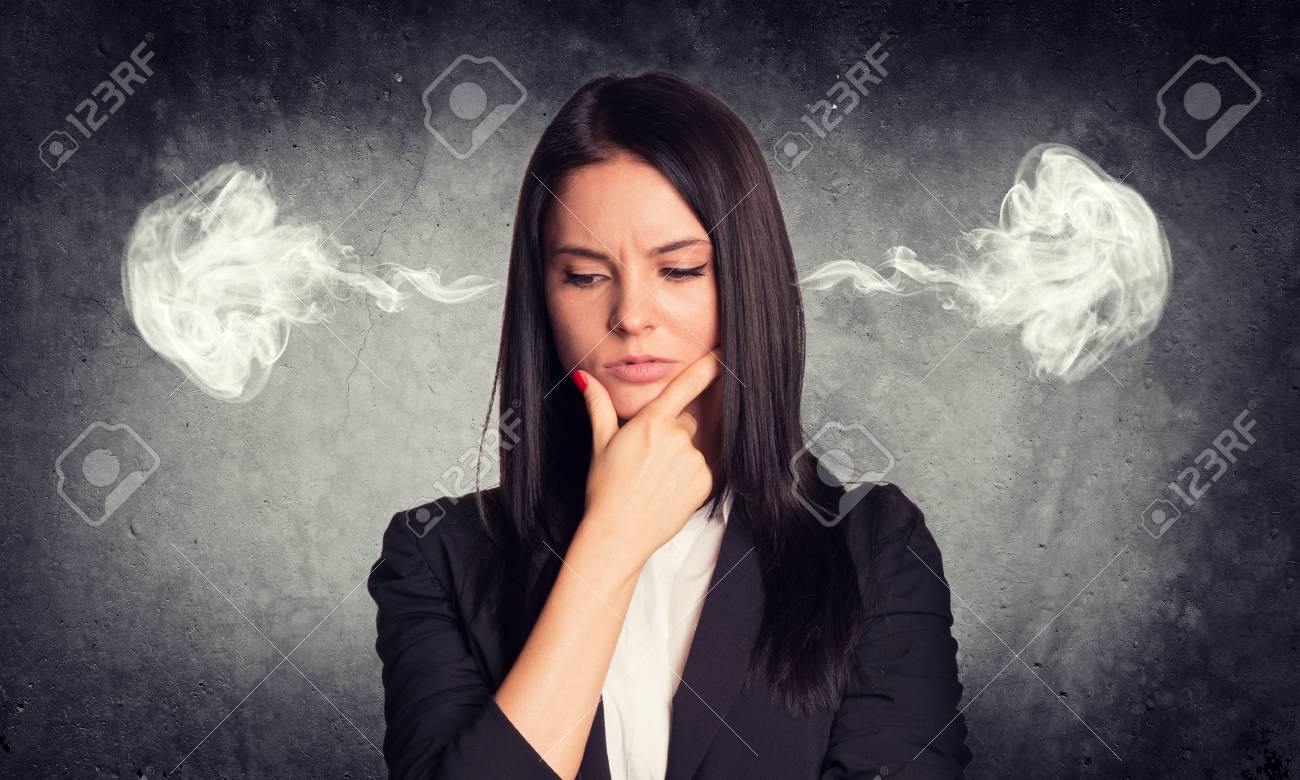 割れ目とコンクリートの灰色の壁 耳からの蒸気でスーツで思いやりのある女性 の写真素材 画像素材 Image