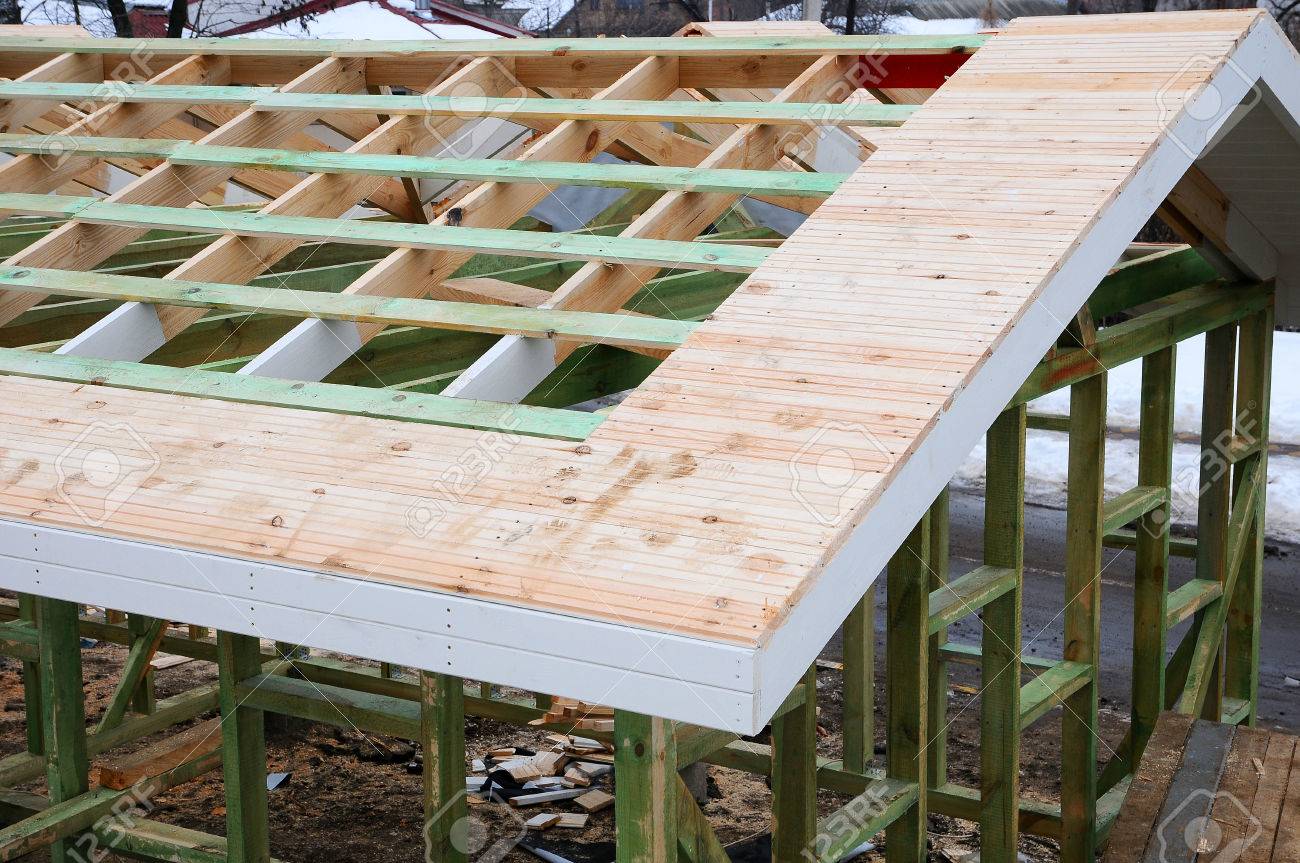 La Estructura De Madera Del Edificio Construcción De Marco De Madera Construcción De Techo De Madera Foto Para El Hogar Construcción De Casas Instalación De Vigas De Madera En La Construcción Del