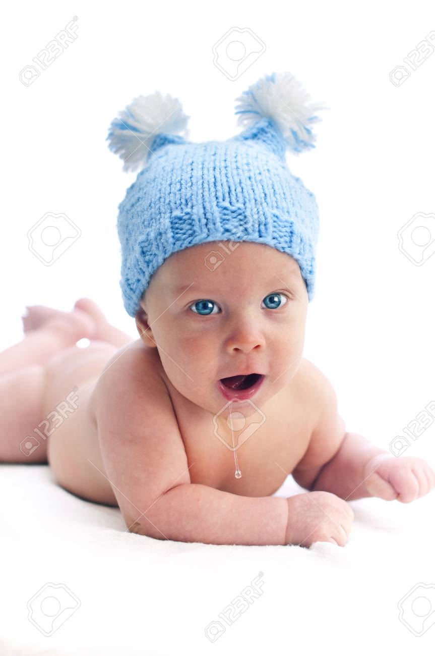 Un Enfant Aux Yeux Bleus Dans Le Chapeau Gros Yeux Bleus Bebe Mignon Yeux Bleus Les Yeux Pleins De Bonheur Yeux De Bebe Heureux Banque D Images Et Photos Libres De Droits Image