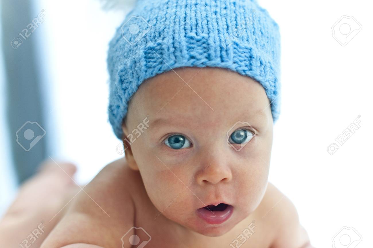 Un Enfant Aux Yeux Bleus Dans Le Chapeau Gros Yeux Bleus Bebe Mignon Yeux Bleus Les Yeux Pleins De Bonheur Yeux De Bebe Heureux Banque D Images Et Photos Libres De Droits Image